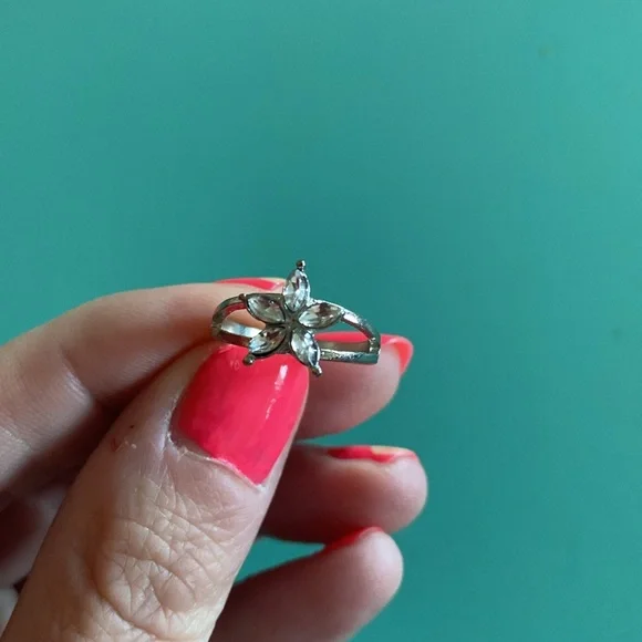 ๐NIP: STAR SILVER PLATED STAINLESS STEEL RING WITH CLEAR RHINESTONES: Size 5.5 - Picture 3 of 6